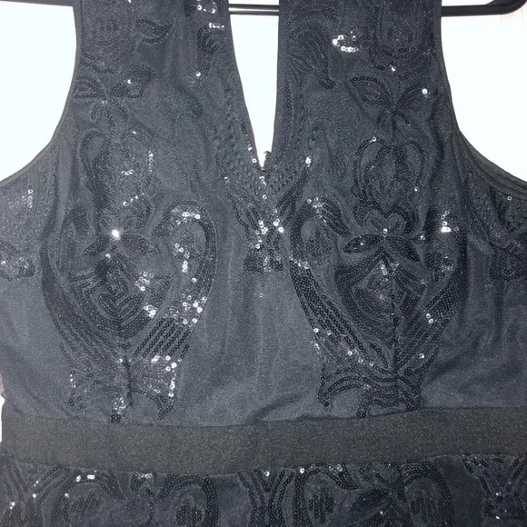 NWOT Soieblu black form fitting sequin dress Large - Picture 2 of 5